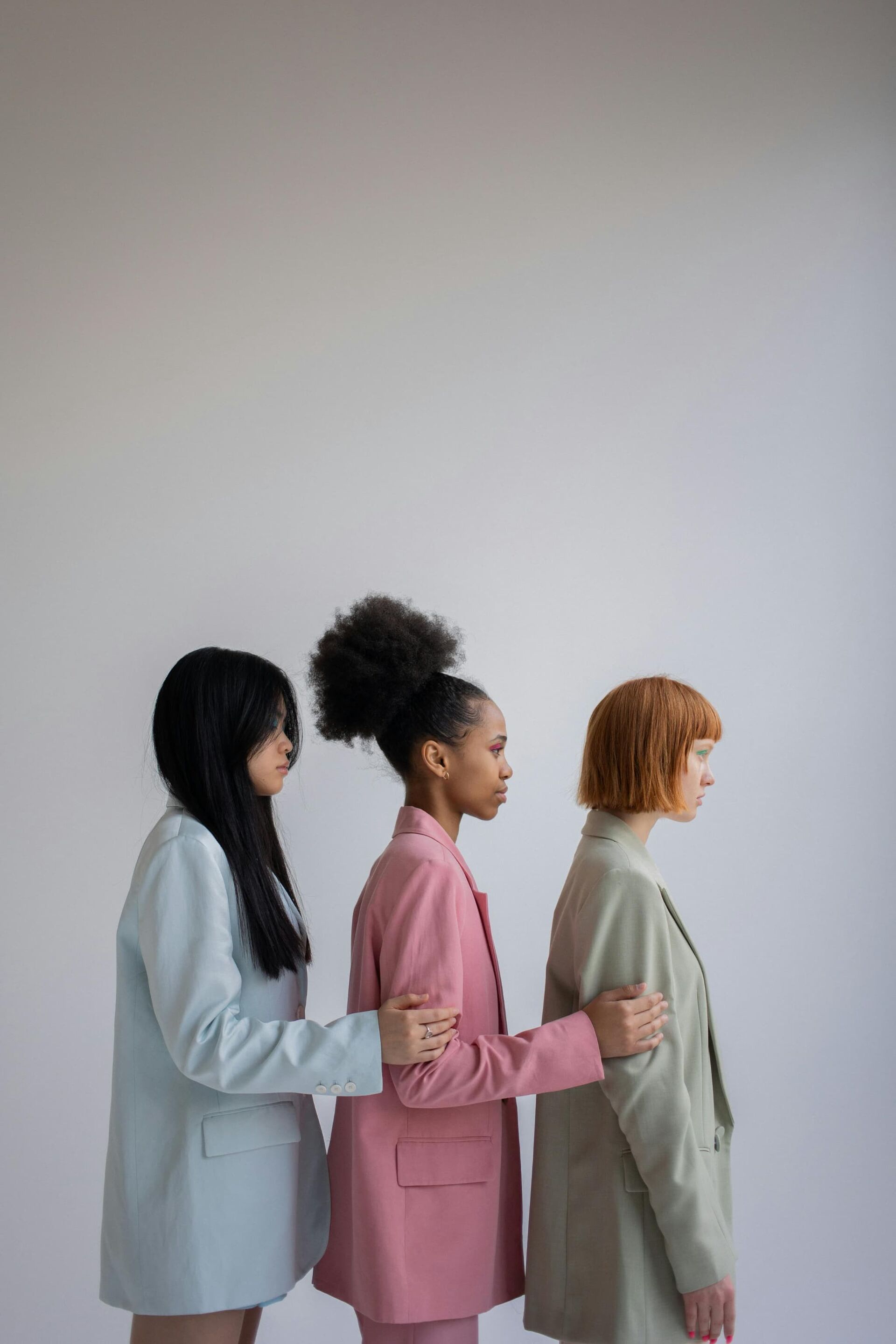 おしゃれな服を着たそれぞれ巻き肩・ストレートネック・猫背の女性が3人横並びしている